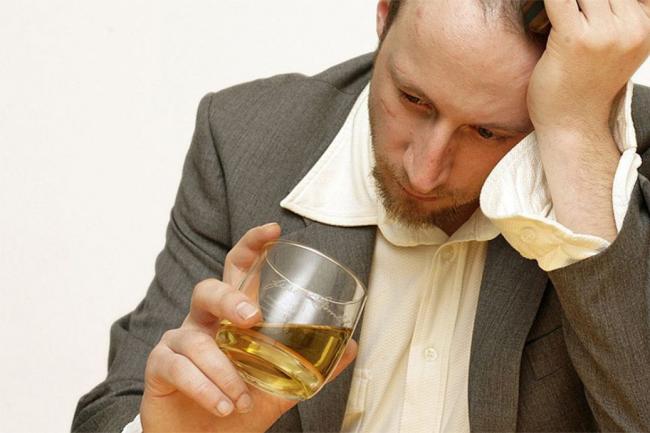 Ученые выяснили, почему мужчины становятся алкоголиками чаще, чем женщины