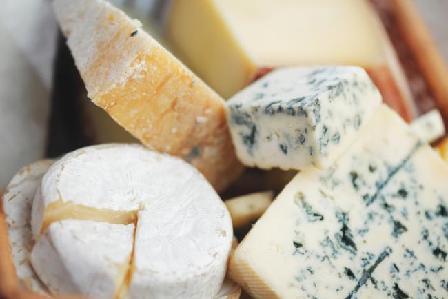 Ученые назвали самые полезные виды сыра