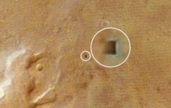 Ученые обнаружили базу инопланетян на Марсе (ФОТО)