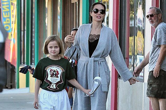 Папарацци засняли Анджелину Джоли с дочерью Вивьен на улицах Лос-Анджелеса (ФОТО)