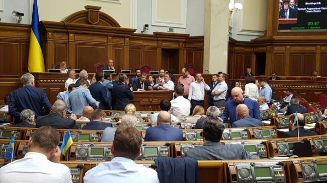Со второй попытки украинские депутаты одобрили закон о реинтеграции Донбасса