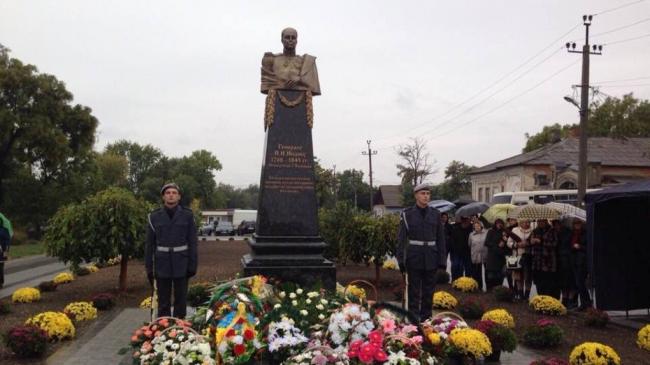 Памятник Ленину в Одесской области заменили бюстом царского генерала