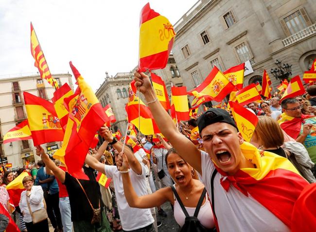 В Барселоне проходит митинг против независимости Каталонии