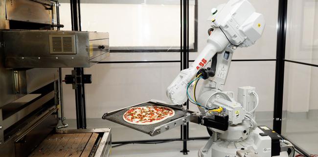 В США создали кафе Zume Pizza, в котором готовят роботы