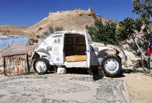 Пенсионер открыл отель в старом автомобиле посреди пустыни (ФОТО)