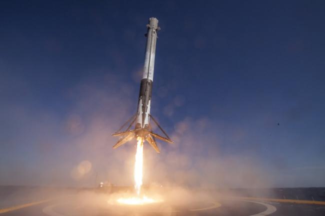 Двигатель ракеты Falcon 9 взорвался во время испытаний