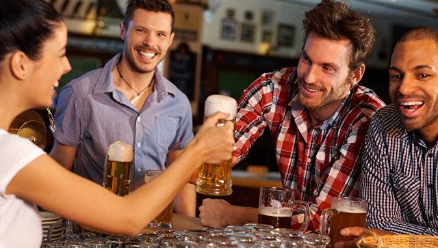 Ученые выяснили, как выпившие мужчины воспринимают женщин