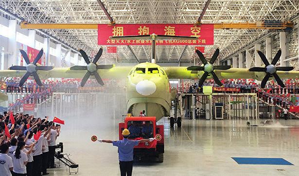 В Китае крупнейший в мире самолет-амфибия завершил первый тестовый полет 