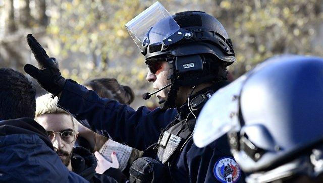 Французскому актеру грозят судом за твит о "никчемных" полицейских