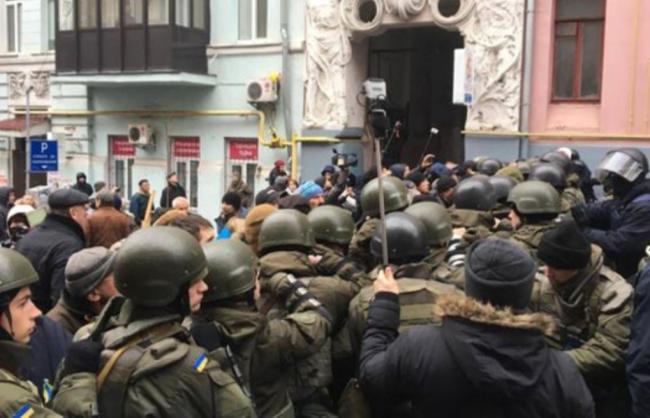 В Киеве правоохранители штурмовали палаточный городок сторонников Саакашвили