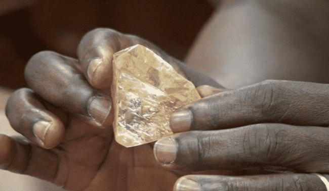 На аукционе в Нью-Йорке был продан один из крупнейших алмазов в мире (ФОТО)