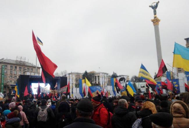 В центре Киева тысячи людей требуют импичмента Порошенко