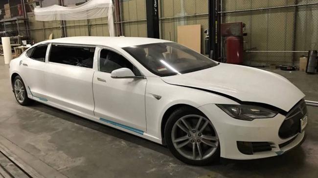Уникальный экземпляр: в Сети появились снимки первого лимузина Tesla (ФОТО)