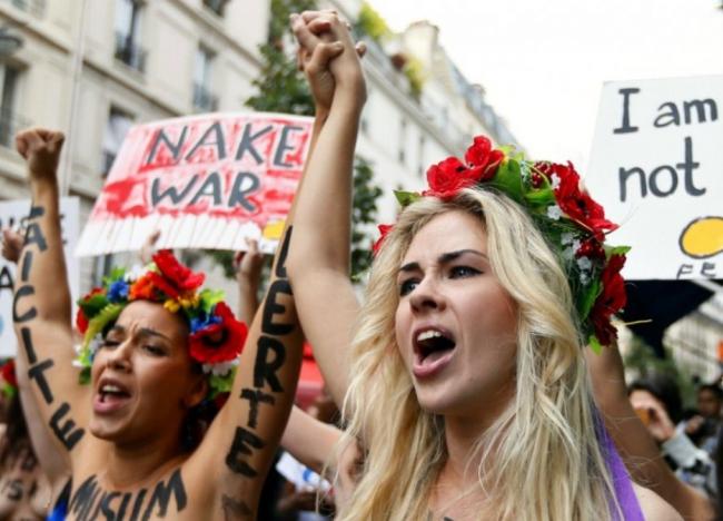 Активистка Femen попыталась украсть младенца Иисуса из вертепа в Ватикане