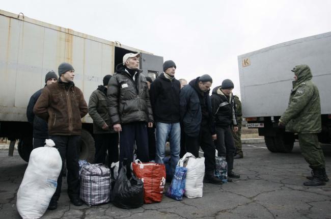 Масштабный обмен пленными на Донбассе: стало известно, кого передали Украине