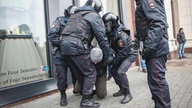 Бунт против Путина: в России растет число задержанных участников акций протеста