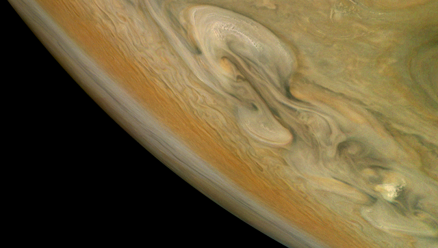 NASA опубликовало снимки бури на Юпитере
