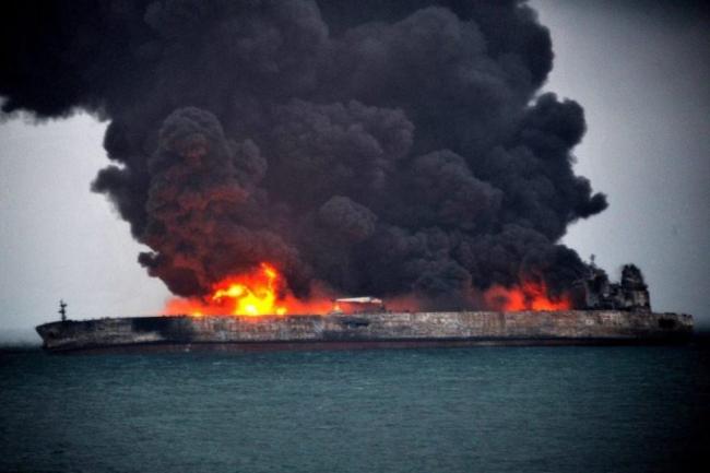 У берегов Китая взорвался танкер с нефтью