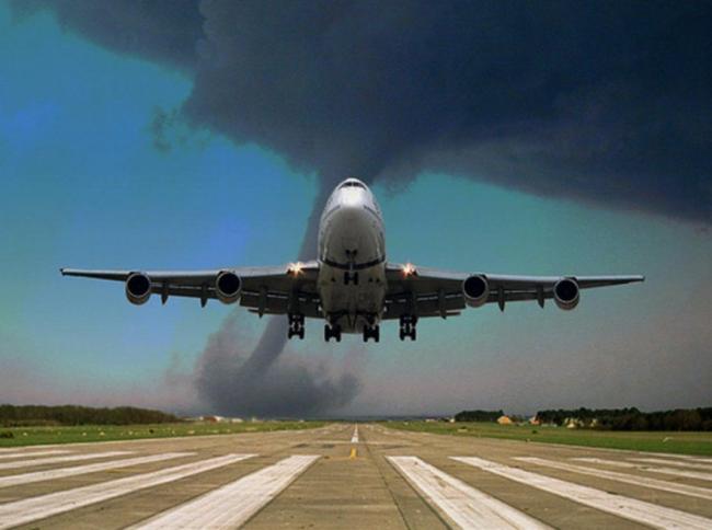 В Сети появилось видео посадки самолета во время урагана (ВИДЕО)