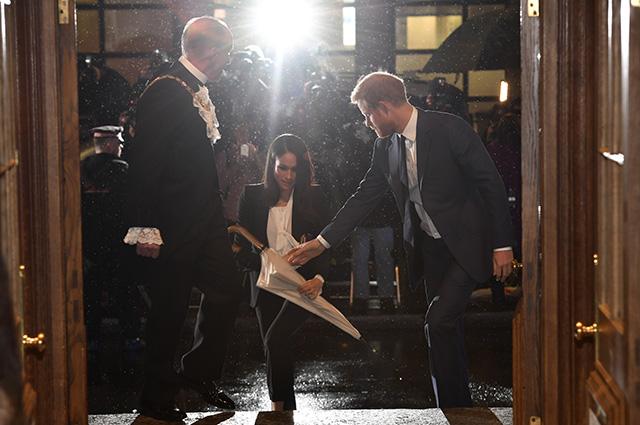 Меган Маркл и британский принц Гарри впервые вышли в свет вместе (ФОТО)