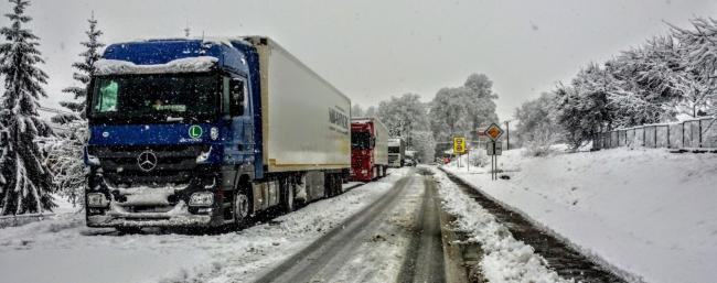 Из-за снега на трассе Киев-Чоп образовались километровые пробки (ФОТО)