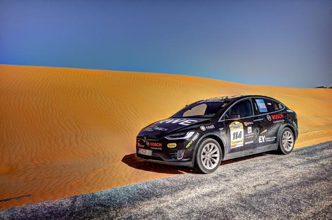 Кроссовер Tesla Model X пересек пустыню Сахара (ФОТО)