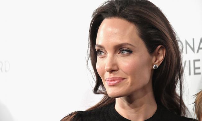 Роскошный образ: Анджелина Джоли стала главной звездой вечеринки в Голливуде (ФОТО)