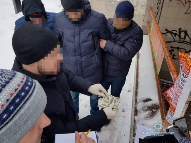 В "Борисполе" двух таможенников задержали за взятку