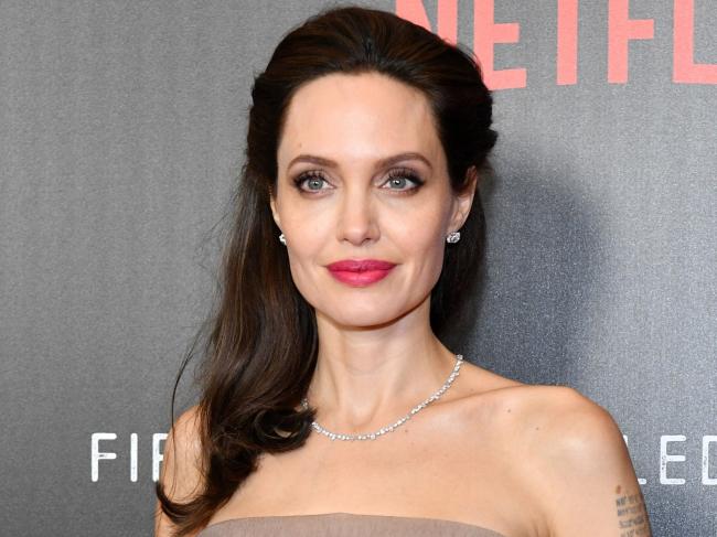 Никто не совершенен: Анджелина Джоли вышла в свет без макияжа (ФОТО)