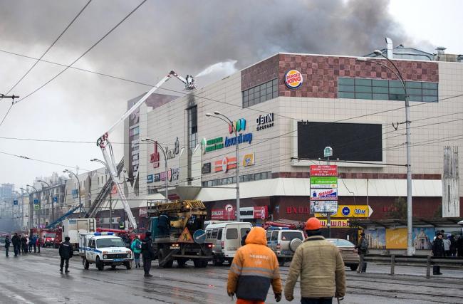Житель Кемерово, потерявший в пожаре всю семью, утверждает, что в ТЦ погибло несколько сотен человек (ВИДЕО)