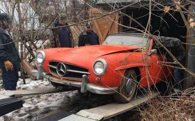 В заброшенном сарае нашли уникальный Mercedes-Benz, в котором поселились опоссумы (ФОТО)