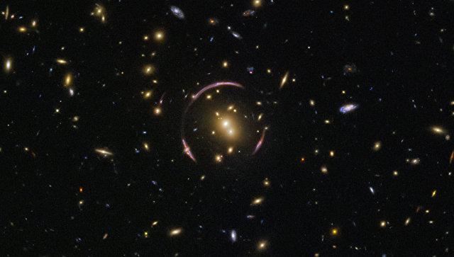 "Хаббл" сфотографировал "космический глаз", сложенный из сотен галактик