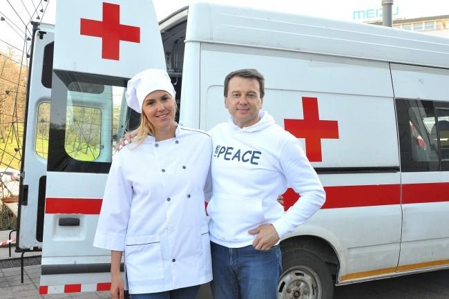 Яна Клочкова и Тимофей Нагорный подарили праздник для 1000 детей в Украинском Доме