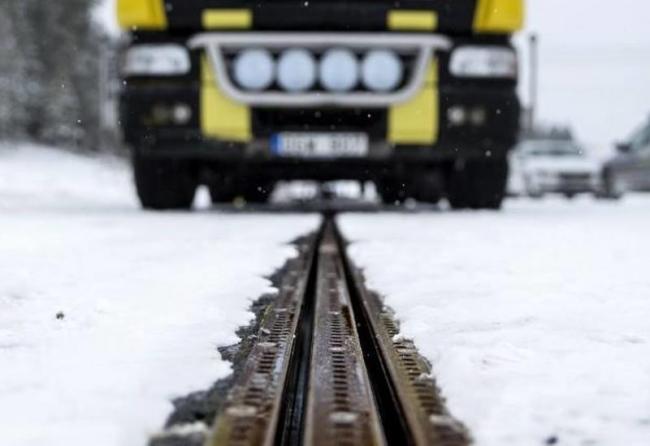 Технологии нашего времени: в Швеции электродорога на ходу заряжает транспорт (ВИДЕО)