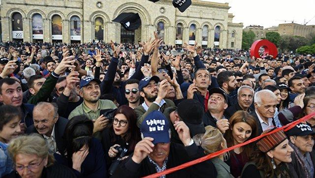 В центре Еревана протестующие собираются на митинг