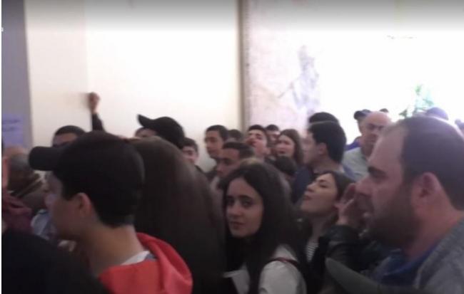 Протесты в Армении: занята мэрия в городе, где расположена база ВС РФ