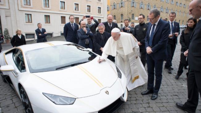 Папа Римский принял решение продать свой автомобиль Lamborghini (ФОТО)