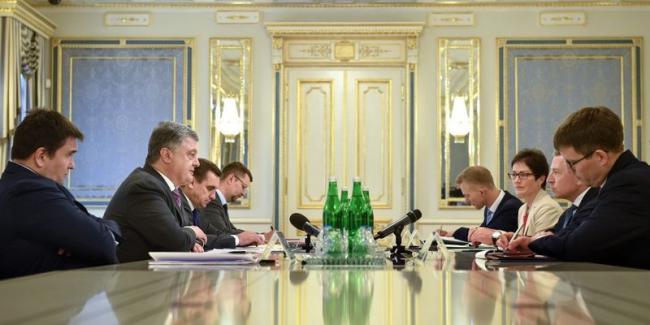 Порошенко и Волкер провели встречу: обсуждали миротворцев ООН на Донбассе