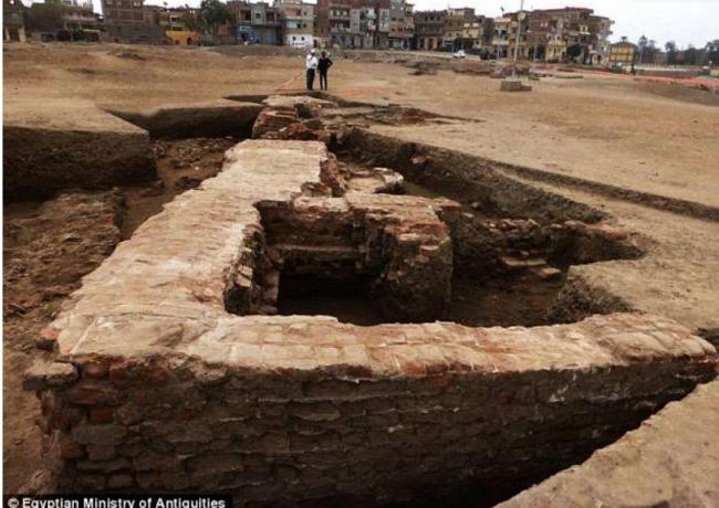 Археологи откопали в Египте древнеримскую баню и золотого Птолемея