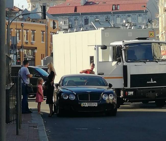 В центре Киева столкнулись армейский грузовик и Bentley (ФОТО)