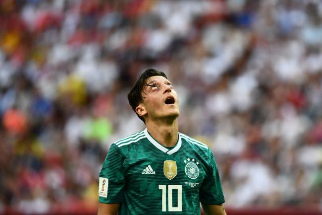 Футболист сборной Германии едва не подрался с болельщиком после вылета с чемпионата мира