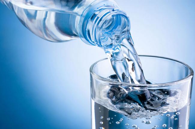 Медики категорически не рекомендуют пить воду во время еды
