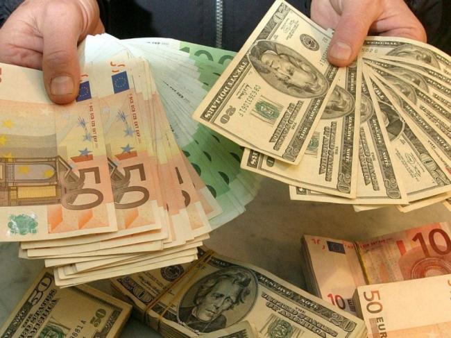 Украинцы стали покупать больше иностранной валюты