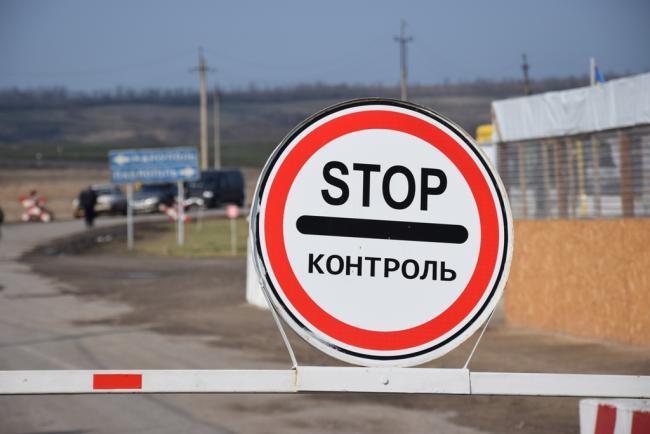 Накануне на КПВВ Донбасса резко возрос поток транспорта и пассажиров