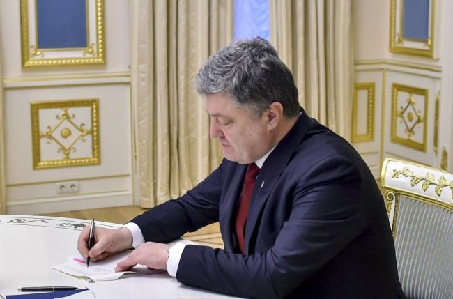 Петр Порошенко подписал закон о приветствии "Слава Украине!" в армии