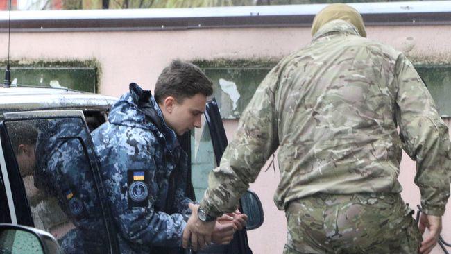 Российский суд оставил под арестом всех украинских моряков