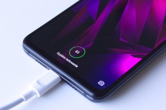 Xiaomi показала зарядное устройство, которое зарядит смартфон за 17 минут