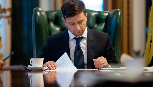 Зеленский поручил упростить правила пересечения КПВВ на Донбассе