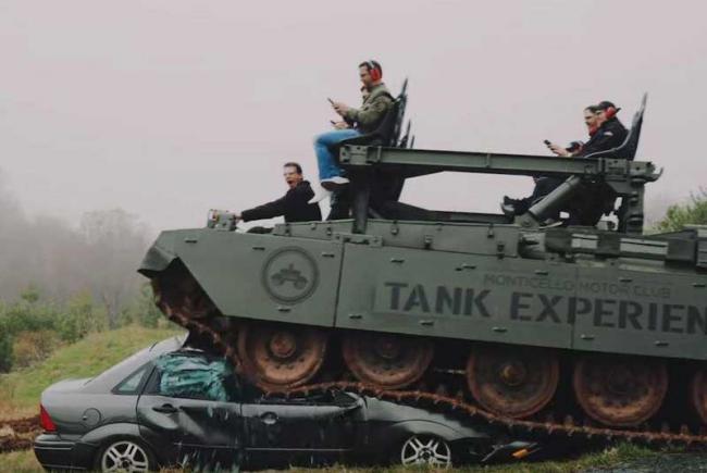 Американцам предложили снимать стресс, давя машины танком