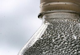 Создана бутылка, которая сама наполняет себя водой